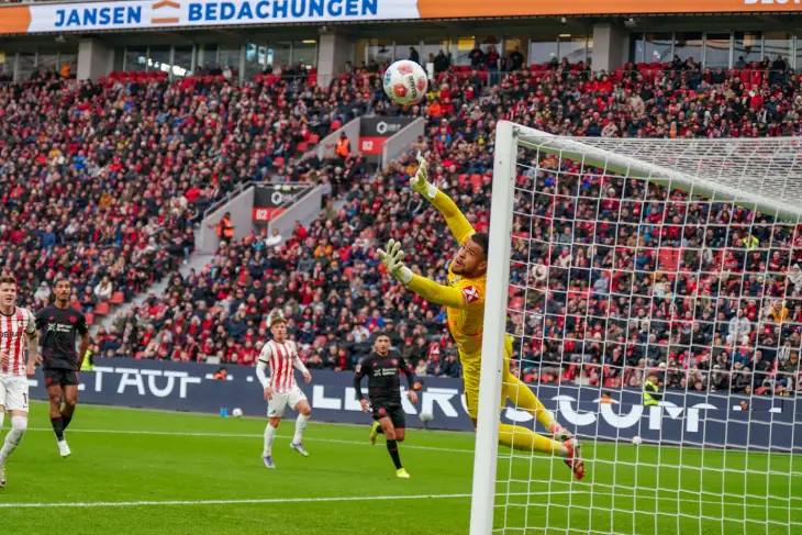 Спасение вратаря «Фрайбурга» Ноа Атуболу 