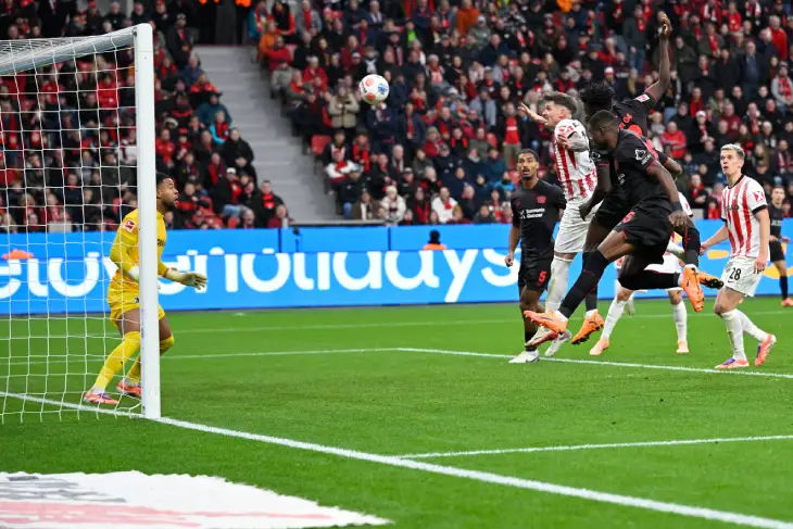 Эдмон Тапсоба поражает ворота «Фрайбурга»