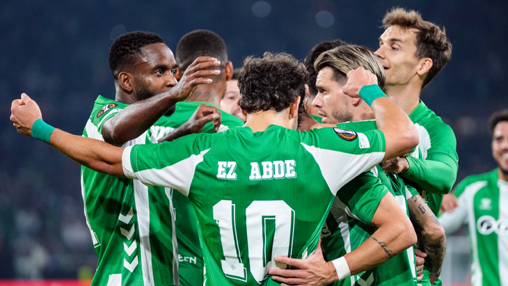 Игроки «Бетиса» празднуют гол