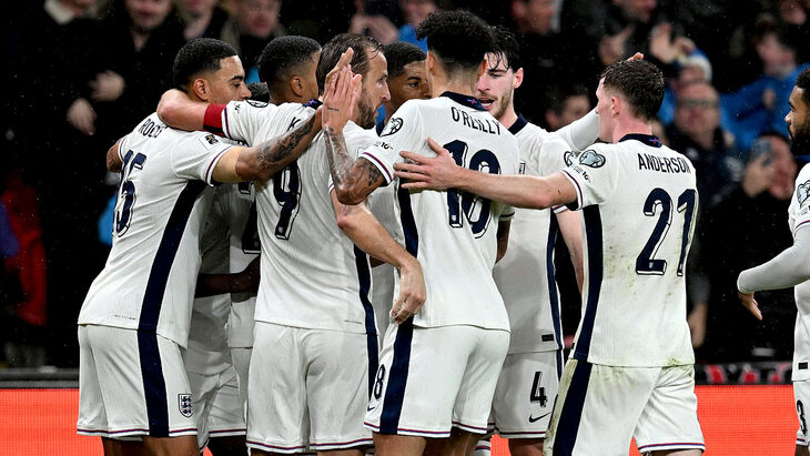 Игроки сборной Англии празднуют гол