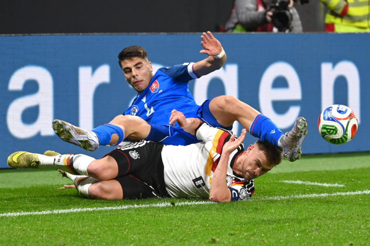 Йозуа Киммих выбивает мяч в подкате