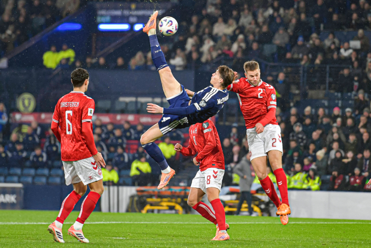 Гол Мактоминея «ножницами»