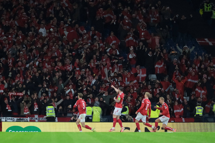 Игроки сборной Дании празднуют гол