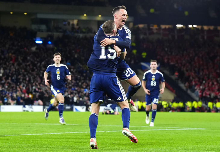 Лоуренс Шенкленд празднует гол