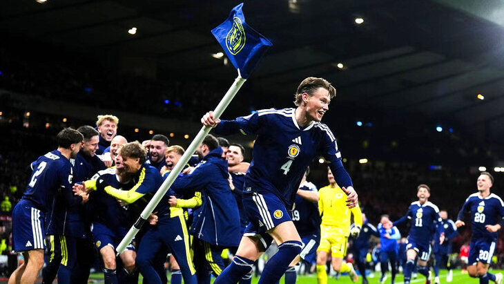 Скотт Мактоминей празднует гол