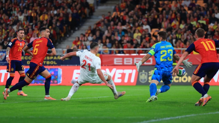 Дениз Гюль забивает гол