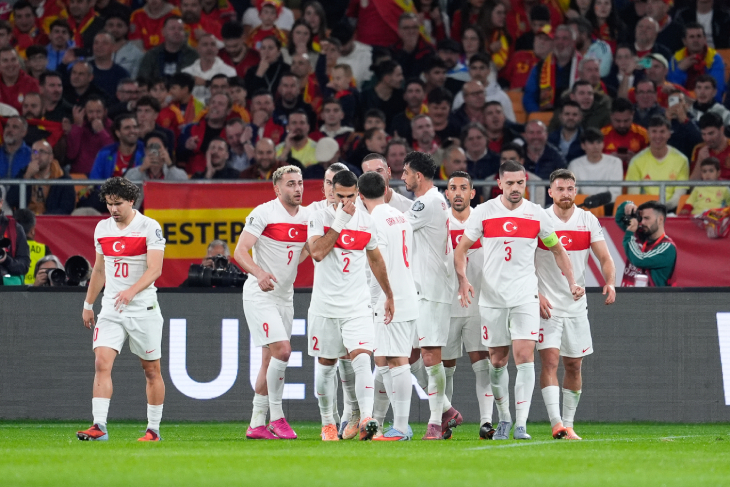 Игроки сборной Турции празднуют гол