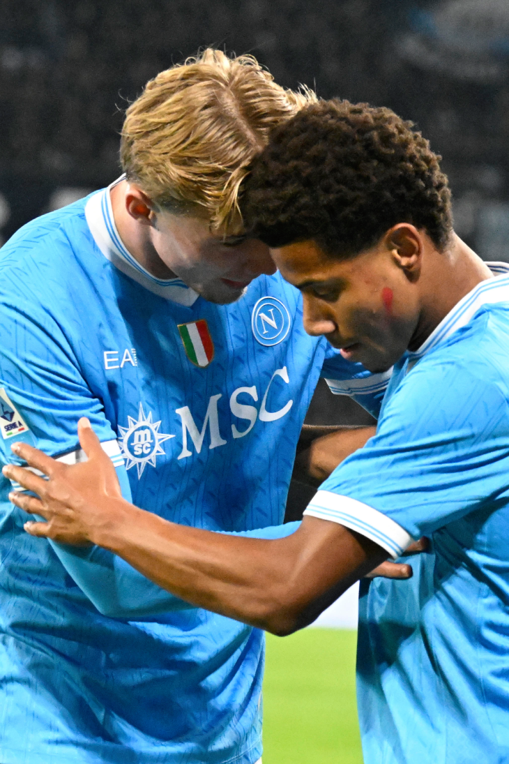 Игроки «Наполи» празднуют гол