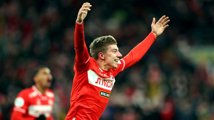 Игорь Дмитриев празднует гол