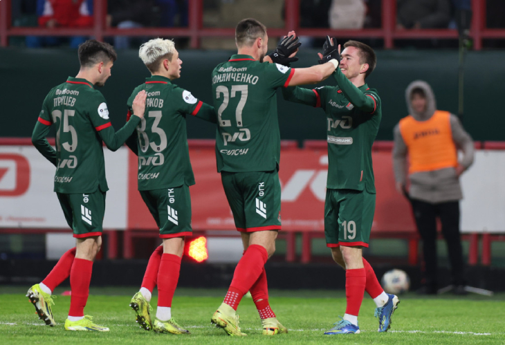 Игроки «Локо» празднуют гол