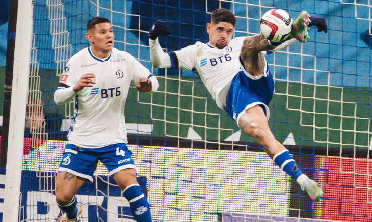 Рубенс выбивает мяч из штрафной