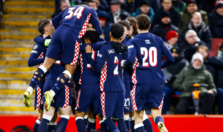 Игроки ПСВ празднуют гол