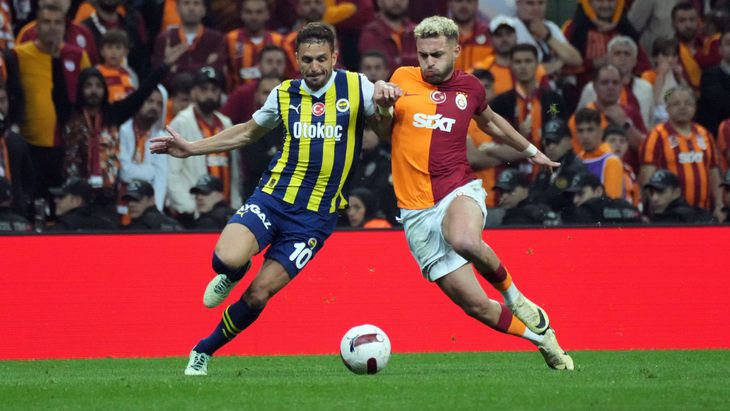 Игроки «Фенербахче» и «Галатасарая»