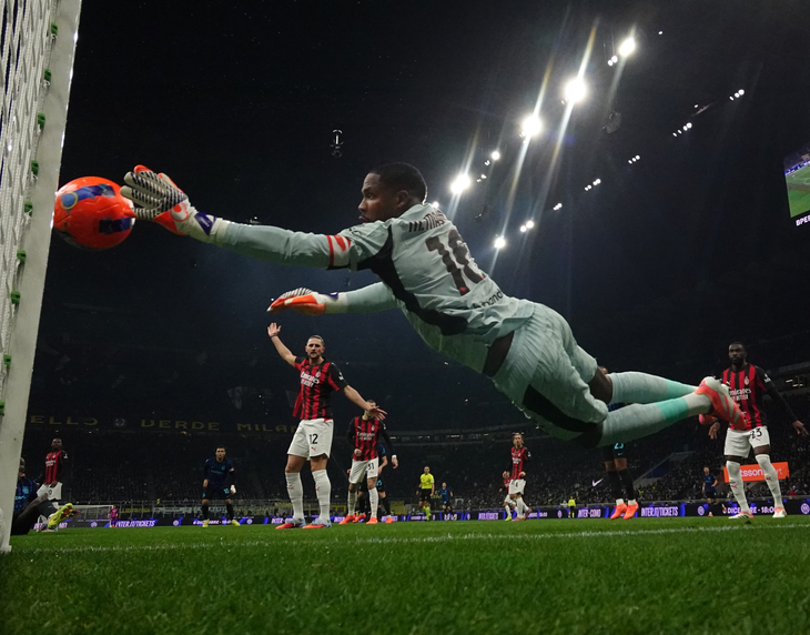 Майк Меньян отбивает пенальти в дерби