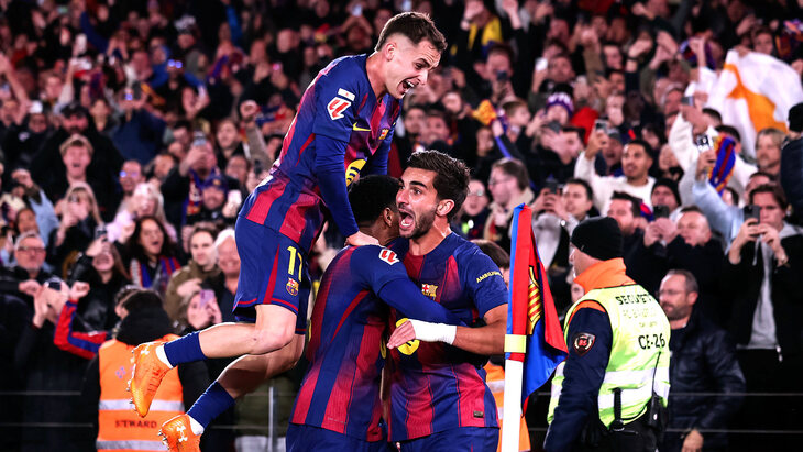 Игроки «Барселоны» празднуют гол