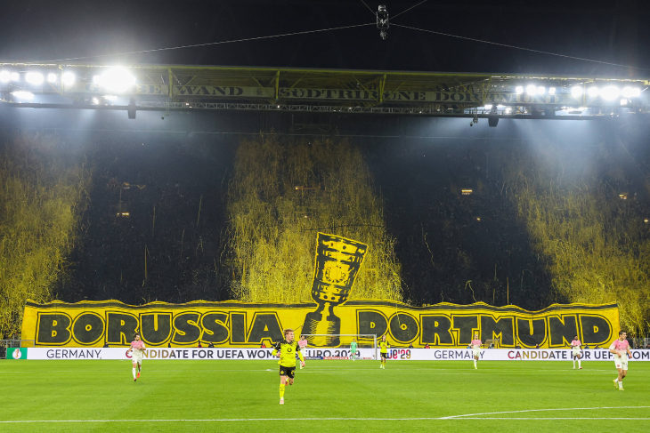 Перфоманс фанатов «Боруссии» перед матчем