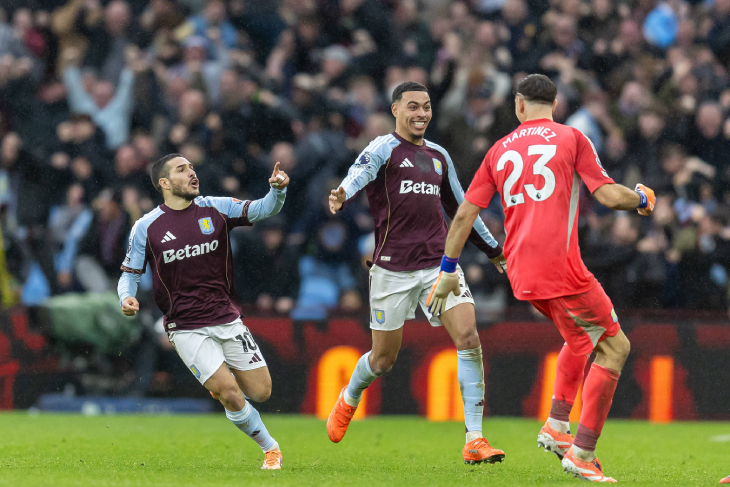 Игроки «Астон Виллы» празднуют гол