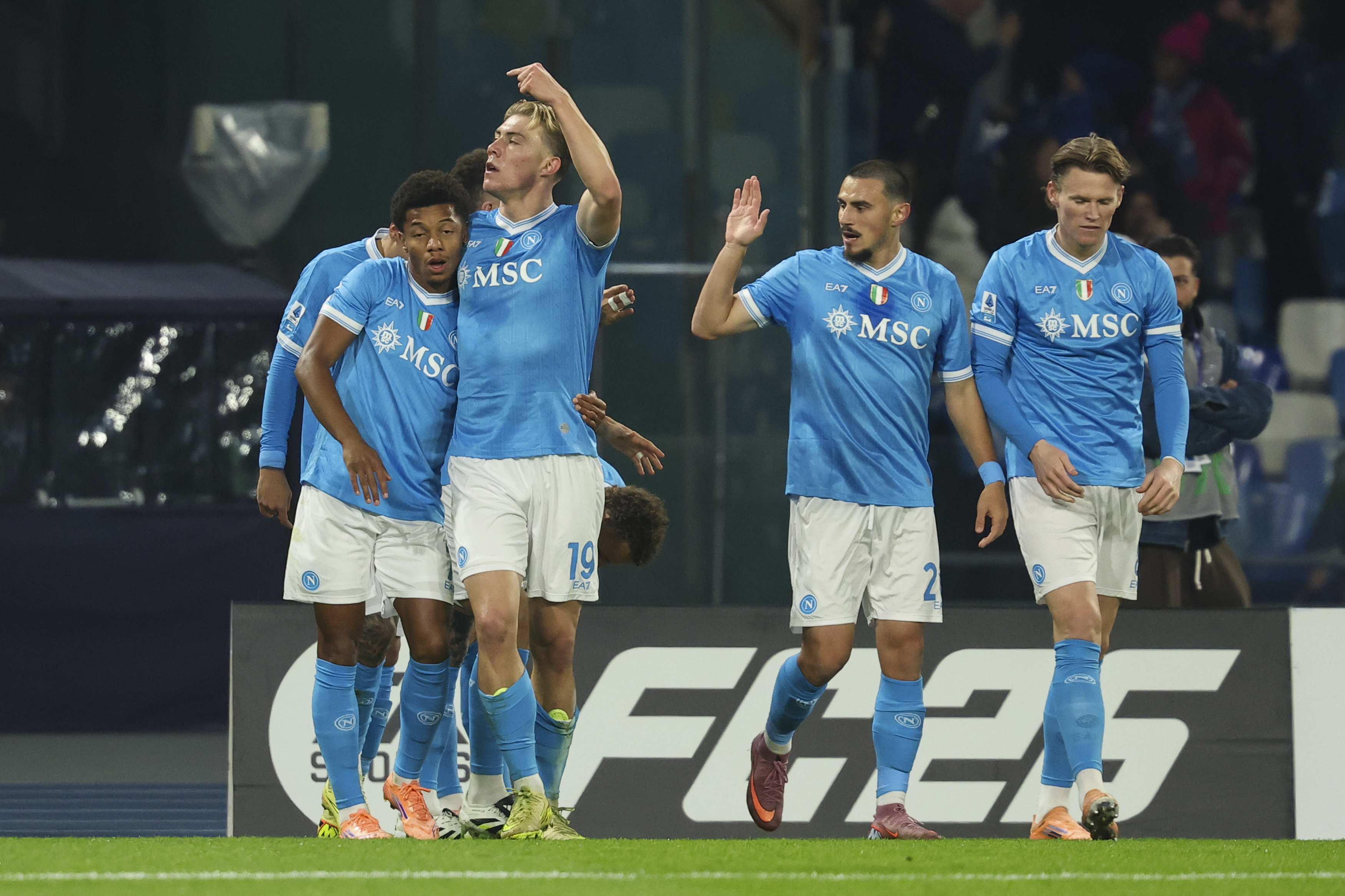 Игроки «Наполи» празднуют гол