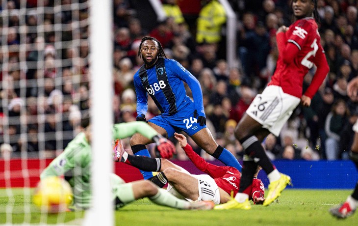 Антуан Семеньо забивает гол в ворота «Манчестер Юнайтед»