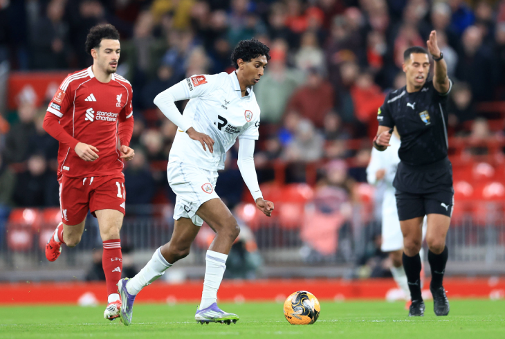 С мячом нападающий «Барнсли» Вимал Йоганатан