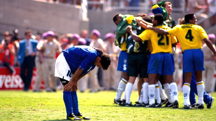 Роберто Баджо на фоне бразильцев после легендарного промаха в финале ЧМ-1994