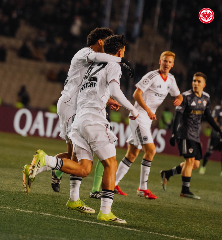 Игроки «Айнтрахта» празднуют гол