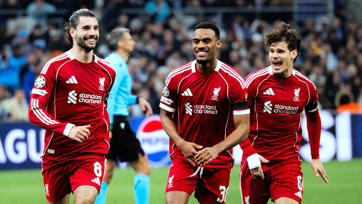 Игроки «Ливерпуля» празднуют гол