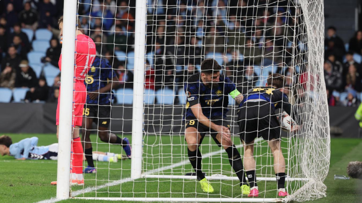 Игроки «Лилля» достают мяч из сетки ворот