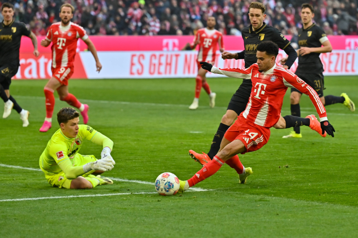 Луис Диас пытается обыграть вратаря