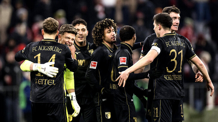 Игроки «Аугсбурга» празднуют победу