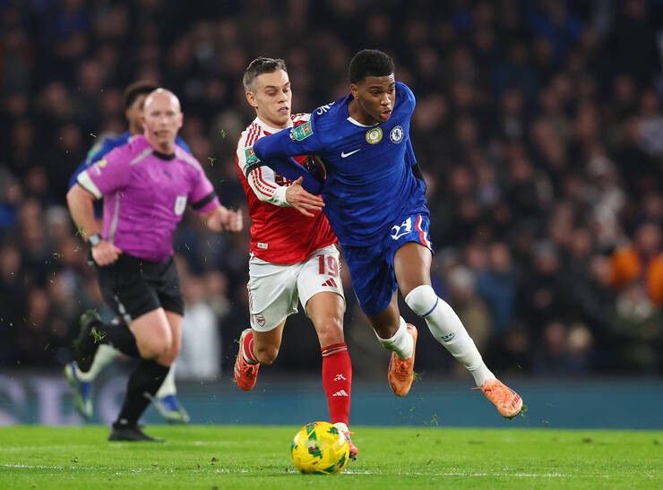 Троссард не дает убежать Ачимпонгу в «Баварию»