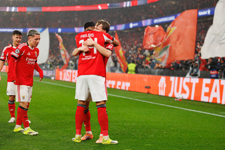 Игроки «Бенфики» празднуют гол