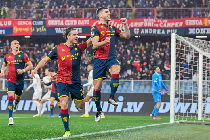 Руслан Малиновский празднует гол