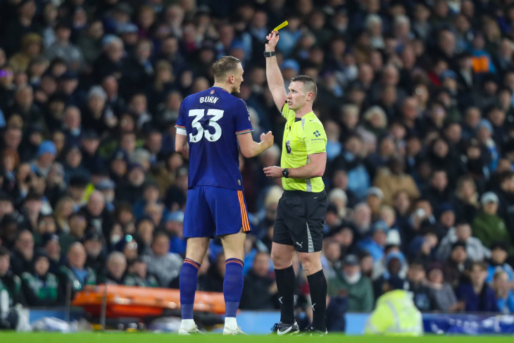 Бёрн получает жёлтую карточку