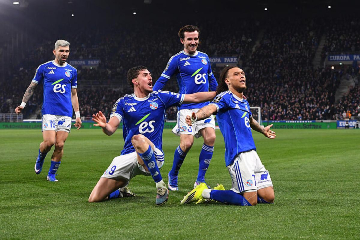 Морейра празднует гол