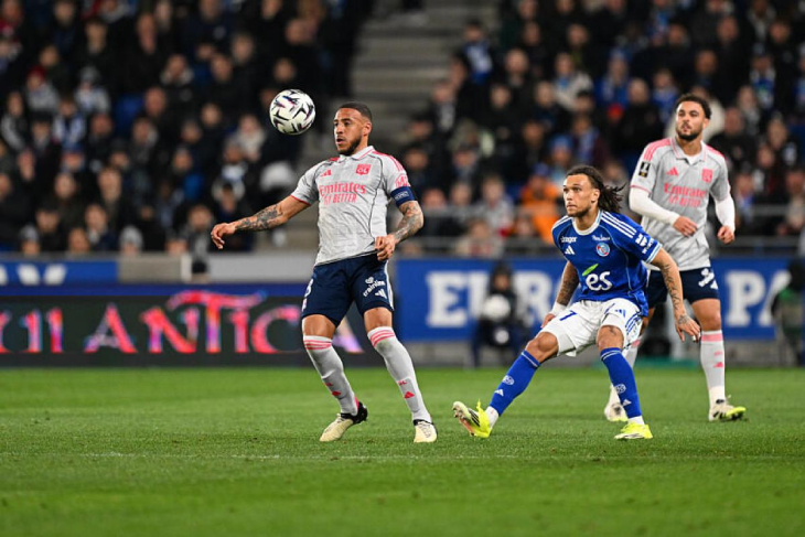 Толиссо принимает мяч