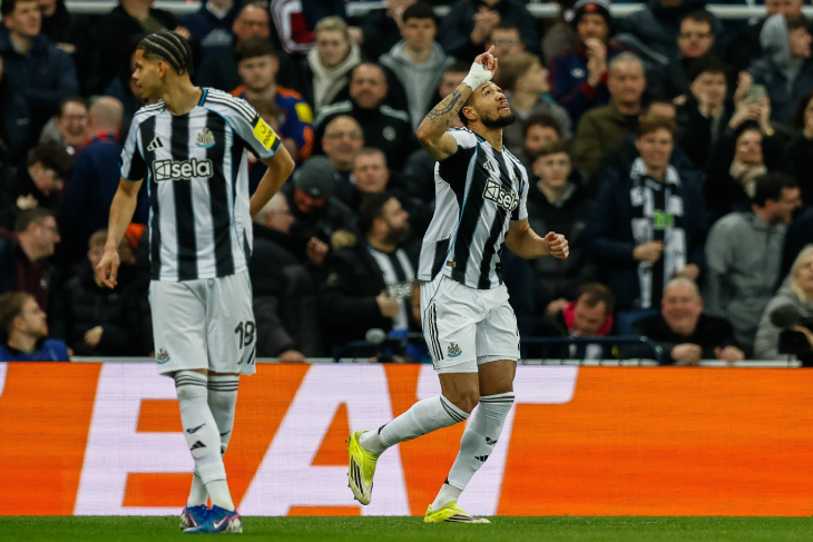 Жоэлинтон празднует гол