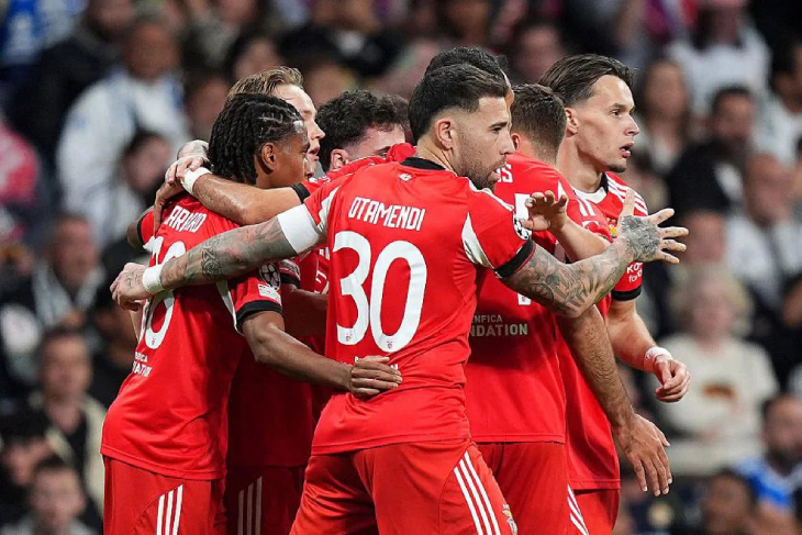 Игроки «Бенфики» празднуют гол