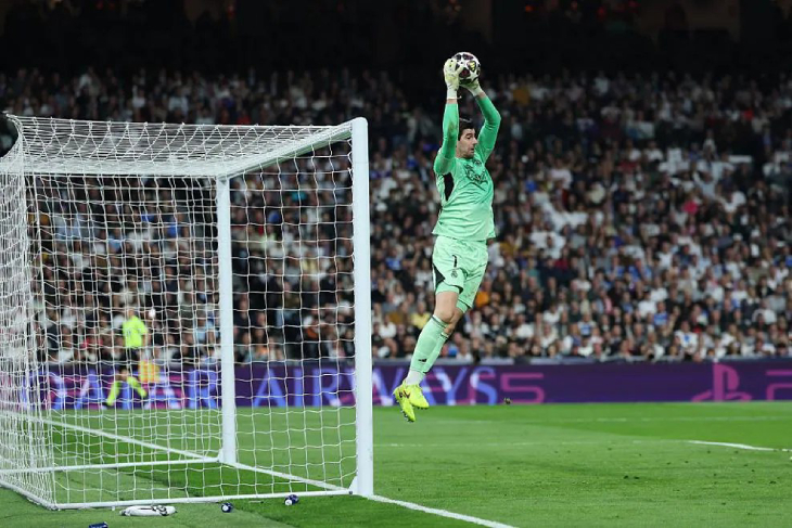 Тибо Куртуа с мячом