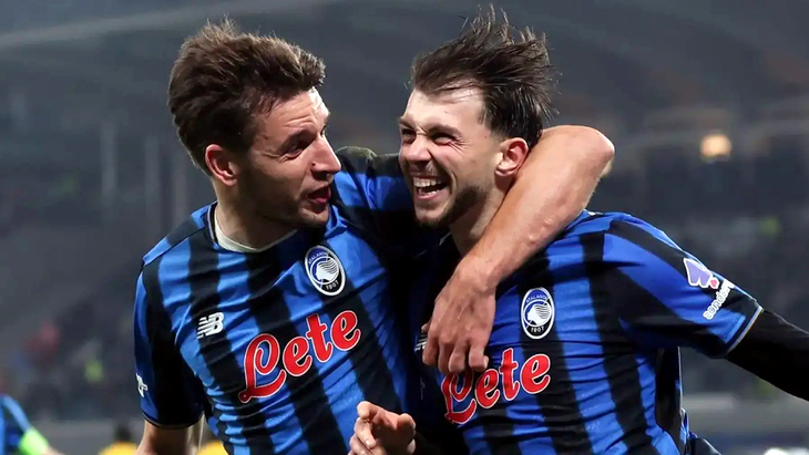 Игроки «Аталанты» празднуют гол