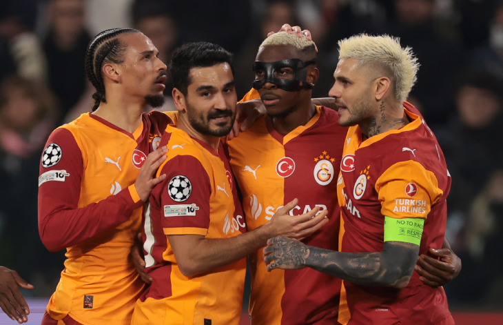 Игроки «Галатасарая» празднуют гол