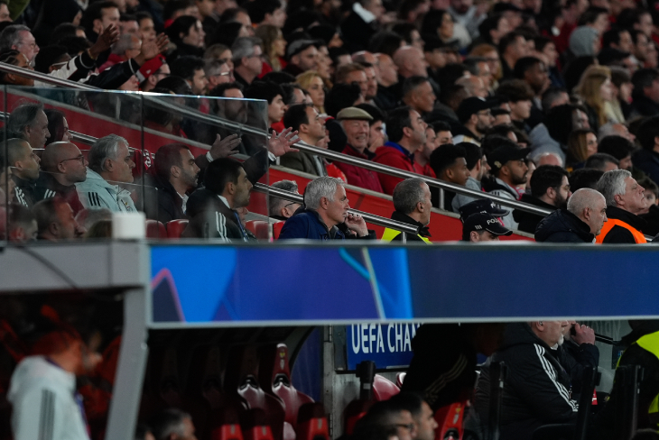 Жозе Моуринью на трибуне в первом матче с «Реалом»