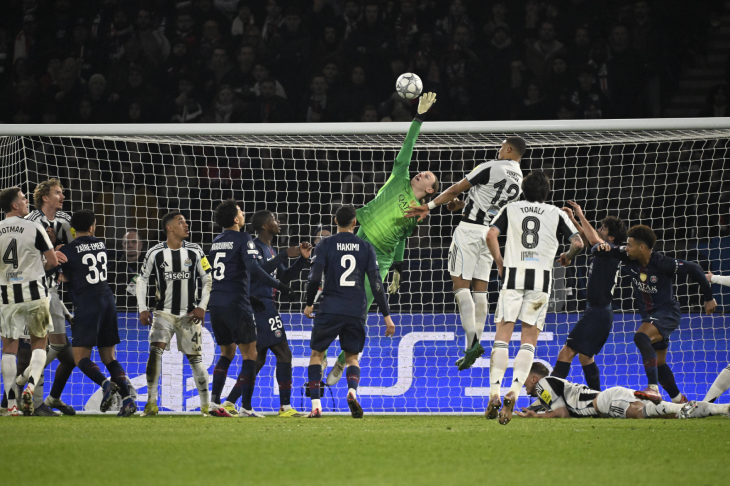 Матвей Сафонов в матче с «Ньюкаслом»