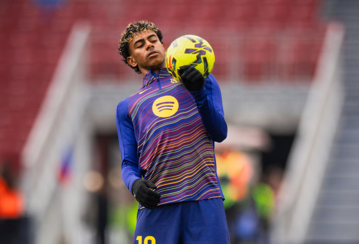 Ламин Ямаль на разминке