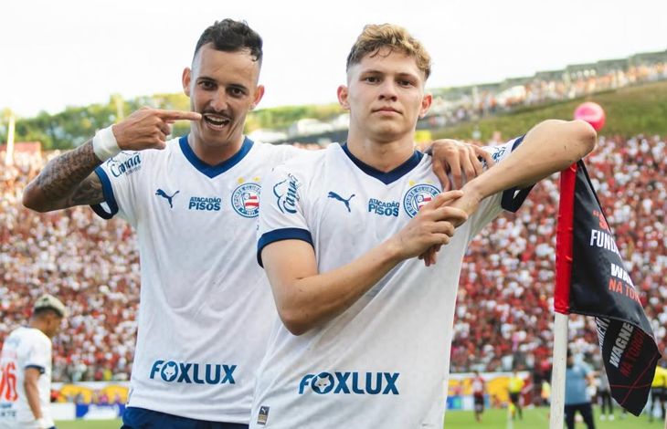 Делл (справа)