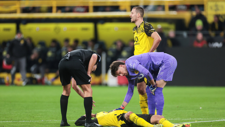 Эмре Джан (лежит) после столкновения