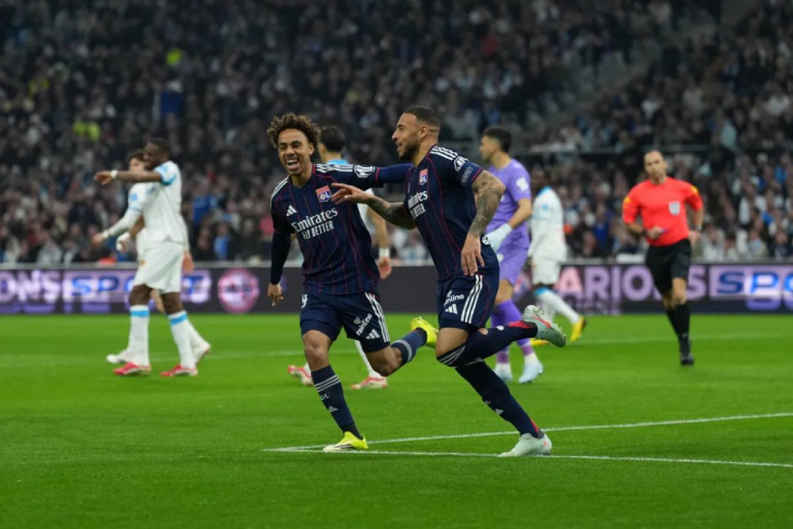 Толиссо празднует гол