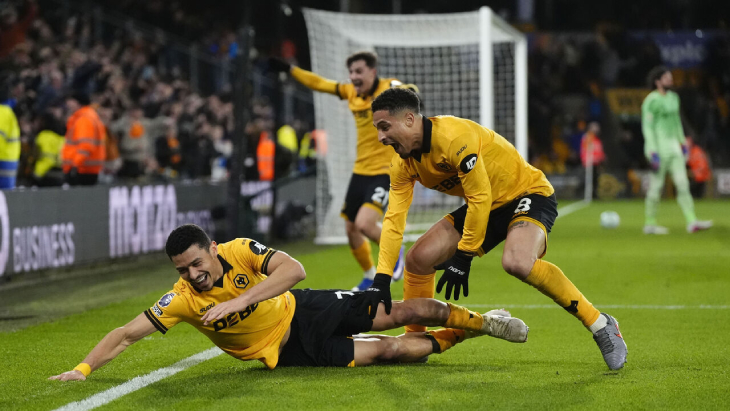 Игроки «Вулвз» празднуют гол