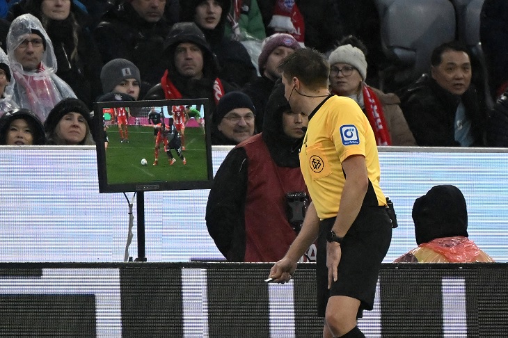 Судья использует ВАР