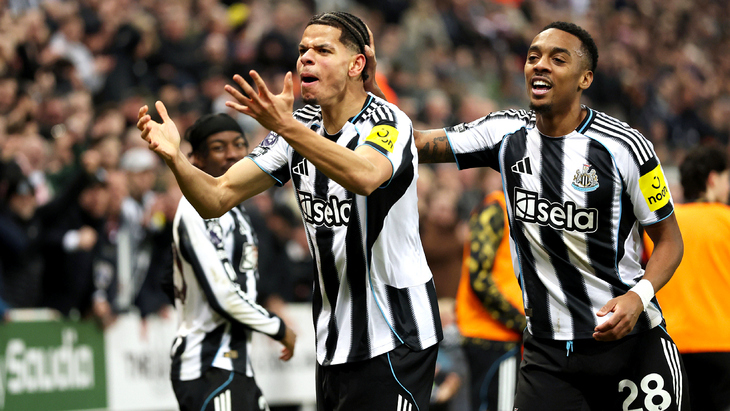 Уильям Осула празднует гол